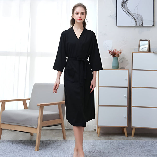 Femme portant un kimono noir avec ceinture. Vente de kimonos pour femmes en ligne. Élégant peignoir style japonais pour la maison.