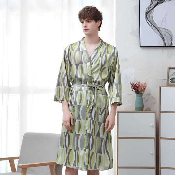Homme portant un kimono à motifs, ceinture nouée. Vêtement de détente confortable, idéal après le bain. Notre collection de kimonos pour hommes.