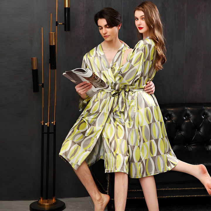 Couple portant des kimonos assortis à motifs élégants. Notre collection de kimonos pour hommes et femmes offre confort et style. Découvrez nos robes de chambre kimono de haute qualité.