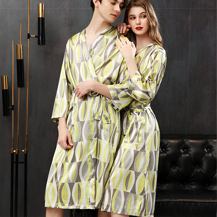 Couple portant des kimonos assortis avec motif géométrique. Vente de kimonos de qualité.
