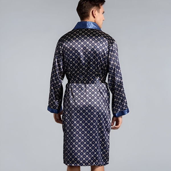 Homme portant un kimono bleu marine à motifs. Vêtement de détente élégant, parfait comme peignoir. Découvrez notre collection de kimonos pour hommes.