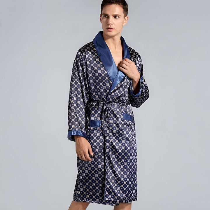 Homme portant un kimono bleu marine à motifs géométriques et col satiné. Vente de kimonos en ligne.