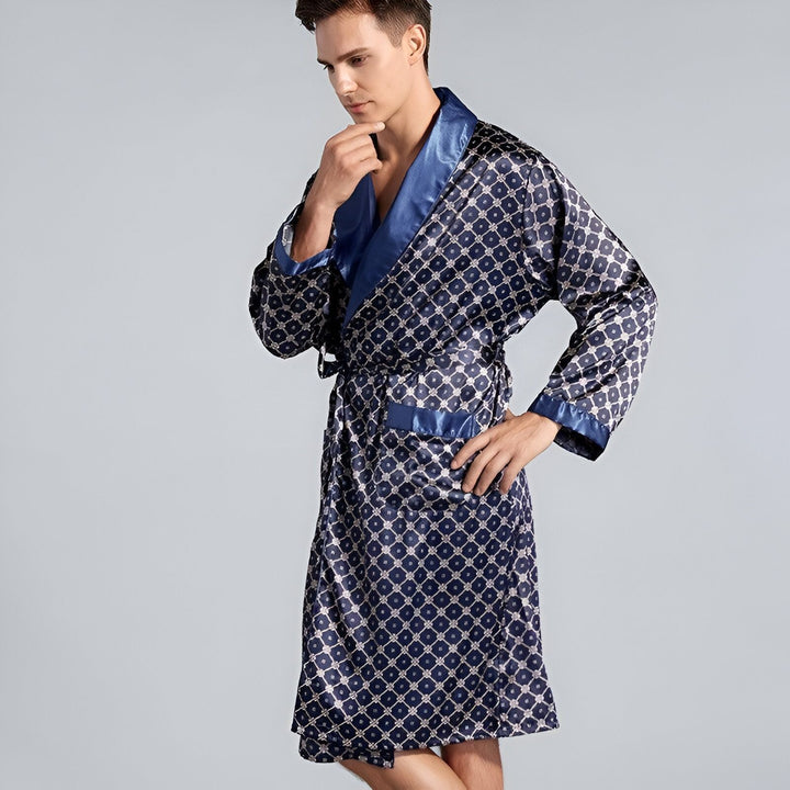 Homme portant un kimono bleu marine à motifs géométriques, col bleu satiné. Vêtement d'intérieur élégant, style japonais revisité. Notre collection de kimonos pour hommes.
