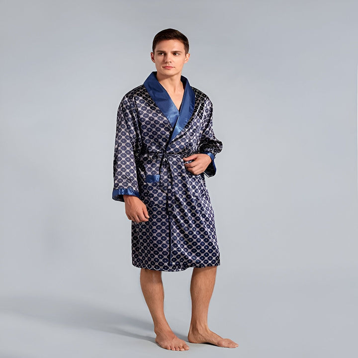 Homme portant un kimono bleu marine à motifs, avec une ceinture assortie. Kimonos de qualité supérieure pour hommes, disponibles à l'achat.