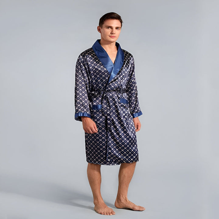 Homme portant un kimono bleu à motifs géométriques. Peignoir de luxe en satin. Vêtements d'intérieur élégants pour homme. Collection de kimonos.