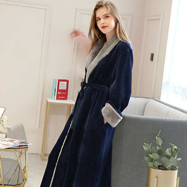 Femme portant un kimono bleu marine confortable avec bordure en fausse fourrure. Peignoir chaud et élégant. Vêtements de détente de notre collection de kimonos.