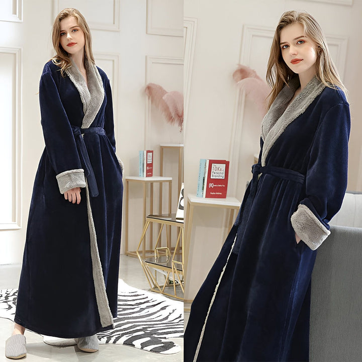 Femme en kimono long bleu marine avec col en fausse fourrure grise. Vêtements de détente et peignoir pour femme. Kimonos de qualité supérieure à vendre.