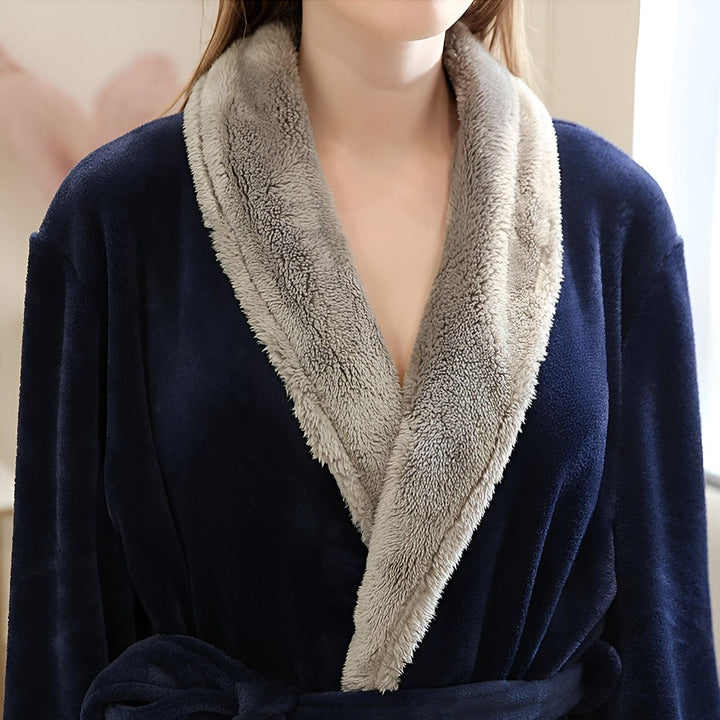 Kimono bleu marine avec col en fausse fourrure grise, vêtement d'intérieur confortable et élégant. Découvrez notre collection de kimonos pour un style relaxant.