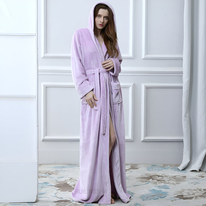 Femme portant un long kimono violet à capuche. Kimono de style japonais confortable, idéal pour la détente. Découvrez notre collection de kimonos doux et élégants.