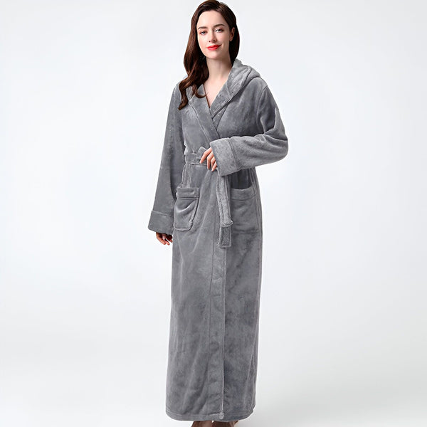 Femme portant un long kimono de bain gris en velours avec capuche et ceinture. Vente de kimonos confortables et élégants pour femmes.