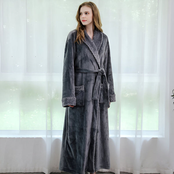 Femme portant un long kimono gris en peluche avec ceinture et poches. Peignoir confortable pour la maison, idéal comme vêtement d'intérieur. Kimonos de haute qualité disponibles à l'achat.