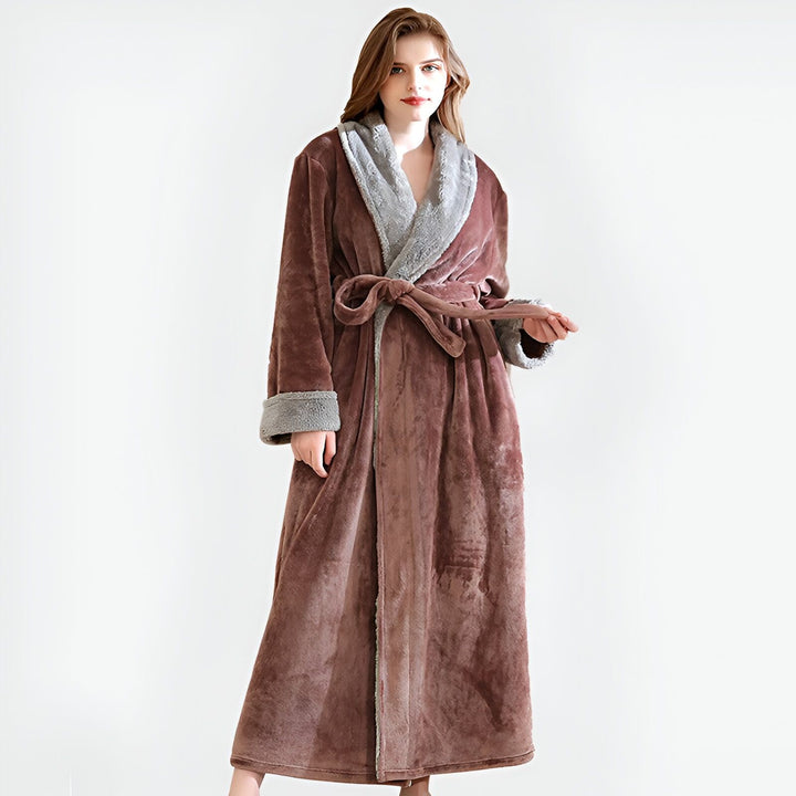 Femme portant un long kimono marron doux avec col en fausse fourrure grise. Peignoir confortable à la vente.