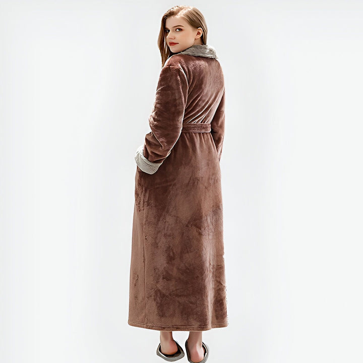 Femme portant un kimono marron long avec une ceinture. Peignoir doux et confortable, idéal pour se détendre à la maison. Collection de kimonos élégants.