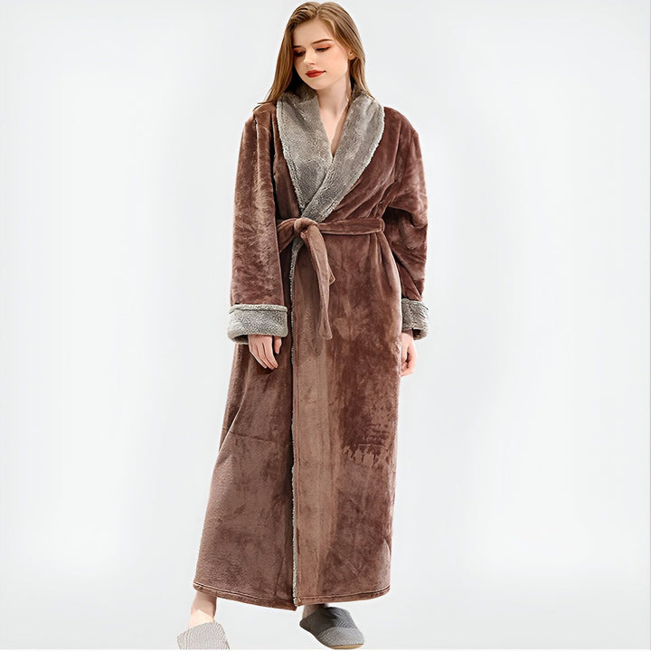 Femme portant un kimono long marron en velours avec bordure en fausse fourrure grise. Peignoir kimono confortable avec ceinture. Vêtement d'intérieur doux et élégant.