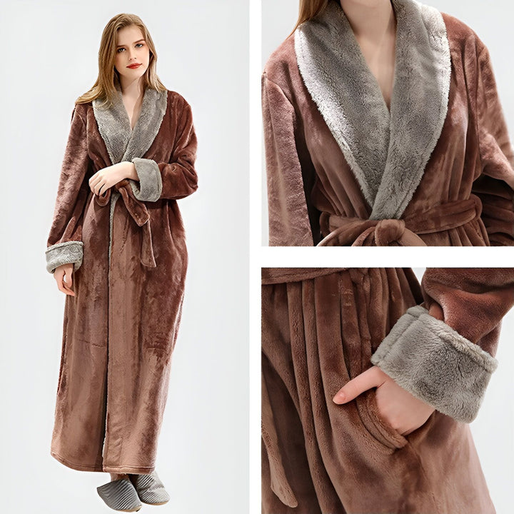 Image d'une femme portant un long kimono marron avec une bordure en fausse fourrure grise, faisant la promotion de kimonos confortables et élégants. Détails du col et des poches visibles. Kimonos tendance et chaleureux pour la détente.