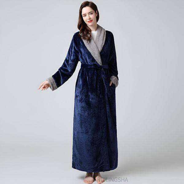 Femme portant un kimono bleu en velours avec une bordure grise. Produit kimono confortable et élégant, parfait pour se détendre à la maison.