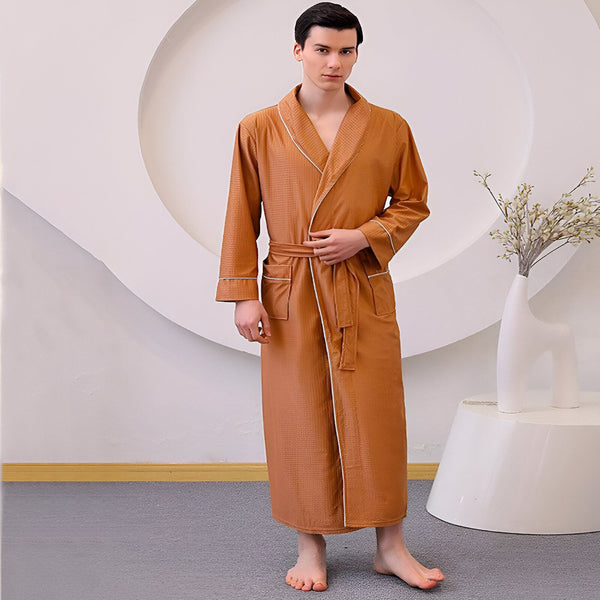 Homme portant un kimono marron long avec ceinture. Peignoir de style japonais avec détails blancs. Vente de kimonos pour hommes.