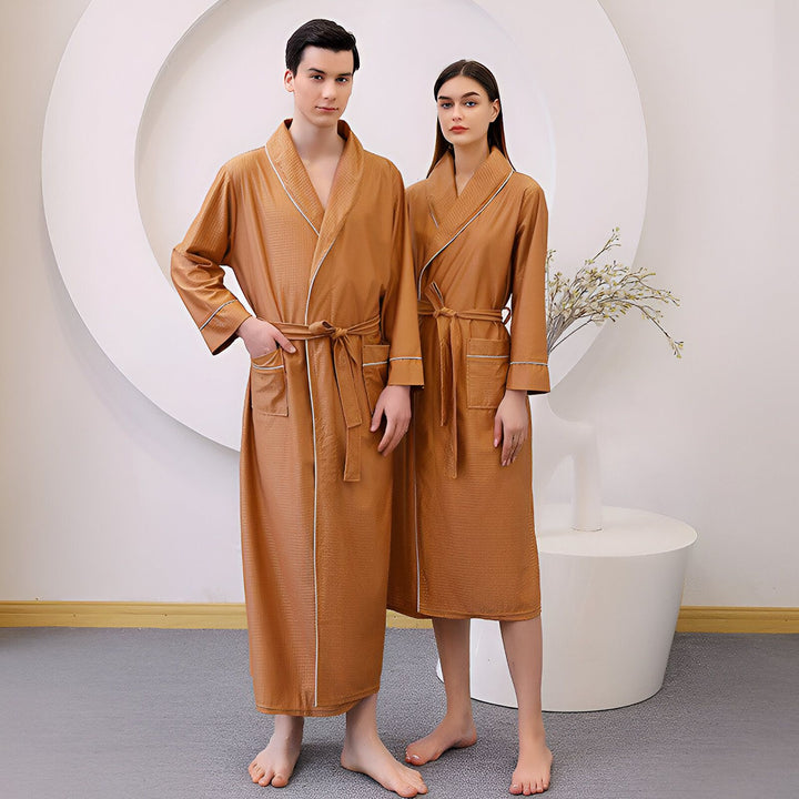 Couple portant des kimonos assortis couleur caramel avec bordure blanche. Vêtements d'intérieur élégants et confortables, disponibles dans notre collection kimono. Idéal pour se détendre avec style.