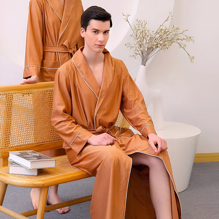 Homme portant un kimono marron clair avec bordure blanche. Vente de kimonos élégants pour hommes et femmes. Kimonos confortables et de haute qualité.