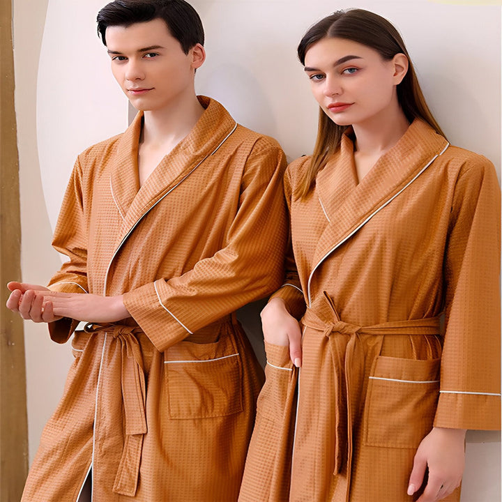 Couple portant des kimonos assortis couleur caramel avec bordure blanche. Vente de kimonos pour hommes et femmes. Confort et élégance.