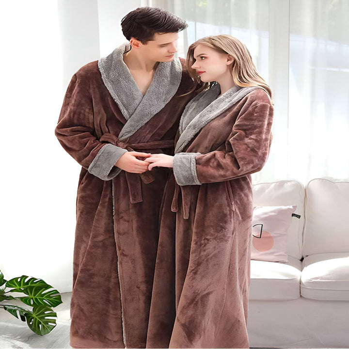 Couple portant des kimonos assortis, peignoirs en velours marron avec col en fausse fourrure grise. Idée cadeau pour couple, confort et style.
