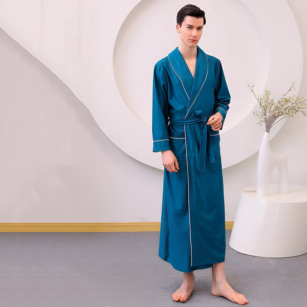 Homme portant un long kimono bleu à motifs, noué à la taille, avec des finitions blanches. Vente de kimonos en ligne.