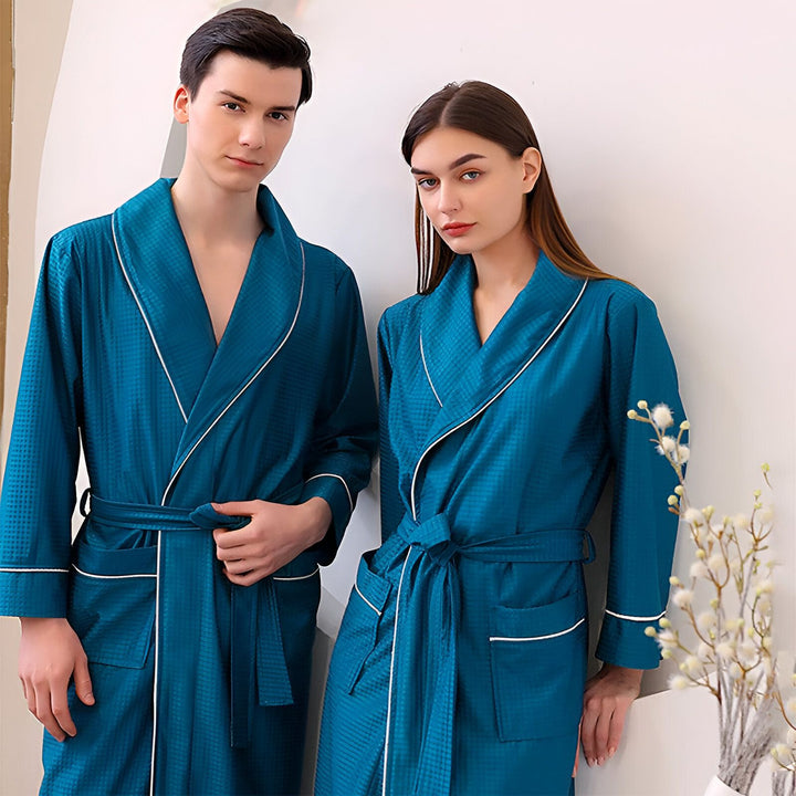 Couple portant des kimonos bleus assortis avec bordure blanche. Vente de kimonos pour hommes et femmes. Confort et style japonais.