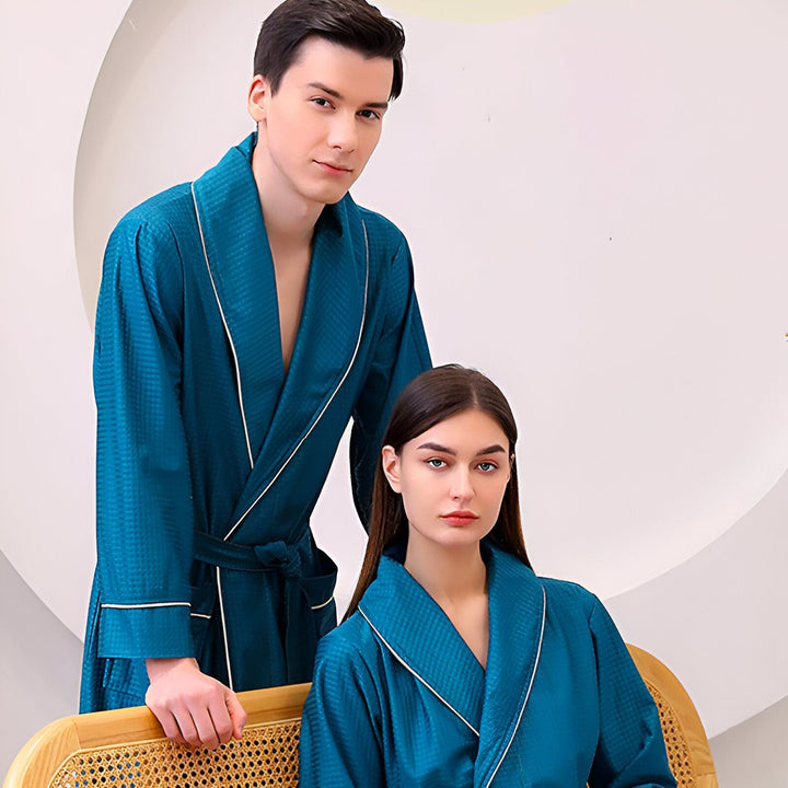 Couple portant des kimonos bleus assortis. Vente de kimonos élégants pour hommes et femmes. Découvrez notre collection de peignoirs kimono confortables et luxueux.