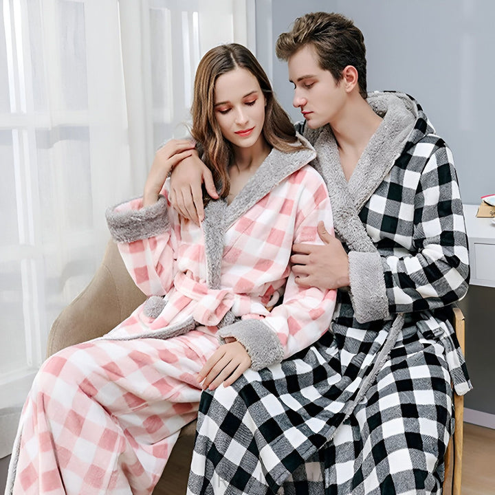 Couple portant des kimonos à carreaux assortis, détente à la maison. Nos kimonos confortables pour hommes et femmes sont parfaits pour se relaxer avec style.