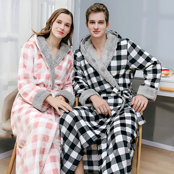 Couple portant des kimonos douillets à carreaux. Robes de chambre confortables, parfaites pour la détente. Découvrez notre collection de kimonos uniques pour elle et lui.