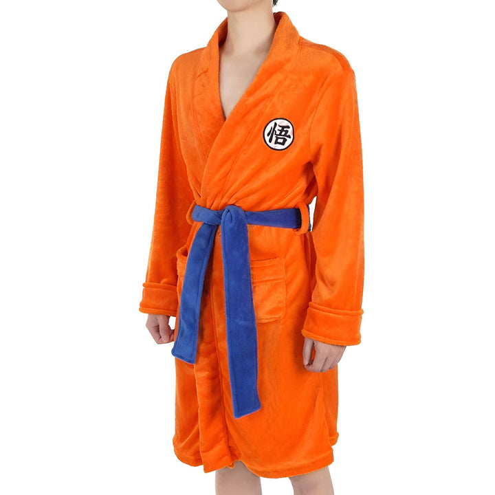 Peignoir kimono orange avec ceinture bleue et symbole japonais. Vêtement d'intérieur confortable, idéal après le bain ou comme tenue décontractée. Découvrez notre collection de kimonos uniques.