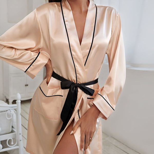 Kimono élégant en satin couleur pêche avec ceinture noire. Vêtements d'intérieur doux et confortables. Découvrez notre collection de kimonos de luxe.