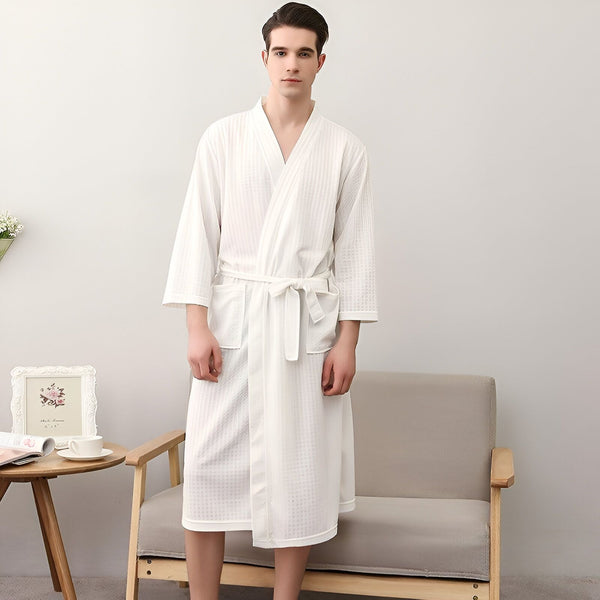 Homme portant un kimono blanc confortable. Peignoir de style japonais en vente. Idéal pour la détente et le spa. Découvrez notre collection de kimonos.