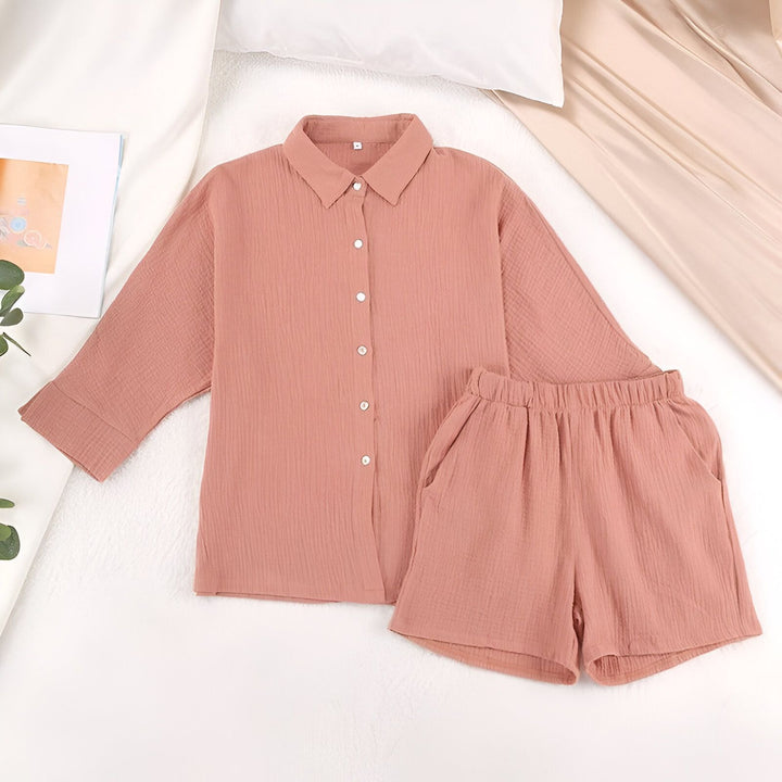 Ensemble kimono décontracté rose : chemise à manches longues et short assorti, idéal pour se détendre avec style. Découvrez notre collection de kimonos confortables et élégants.
