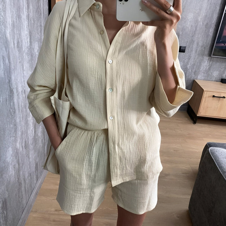 Ensemble kimono beige décontracté pour femme : chemise à manches longues boutonnée et short assorti. Vêtements d'intérieur confortables et élégants.