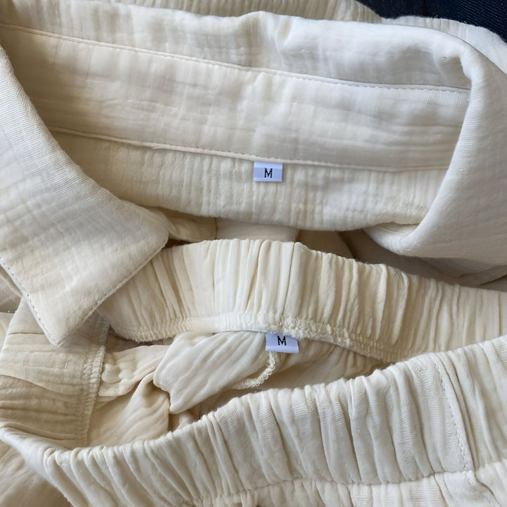 Ensemble kimono crème pour femme, chemise et pantalon en coton léger. Confortable et élégant, parfait pour se détendre ou comme tenue d'intérieur. Disponible en taille M.