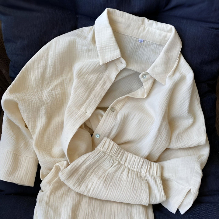 Chemisier et short en coton beige clair, style kimono décontracté. Parfait pour un look confortable et élégant. Collection de vêtements d'intérieur.