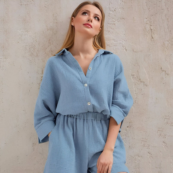Femme portant un ensemble kimono bleu clair. Kimono pour femme, chemise et short assortis. Découvrez notre collection de kimonos élégants.
