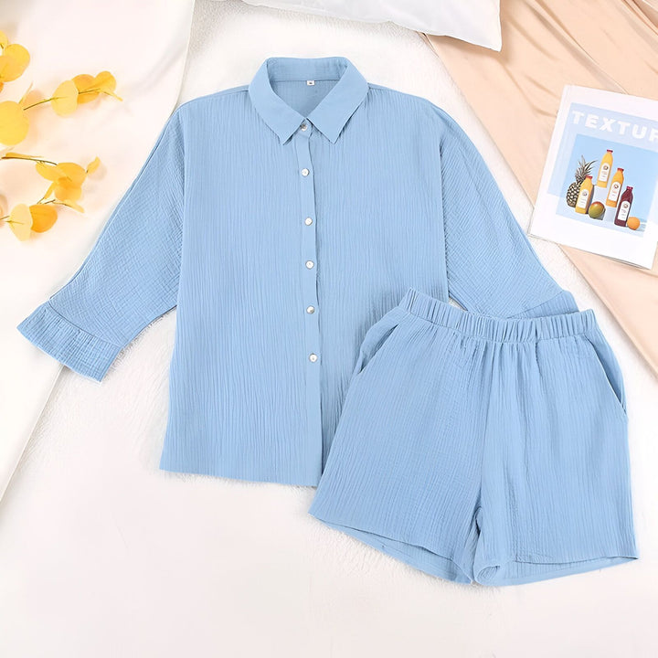 Ensemble kimono bleu clair, chemise à manches longues et short. Vêtements d'intérieur légers et confortables. Idéal pour se détendre avec style. Découvrez notre collection de kimonos uniques.