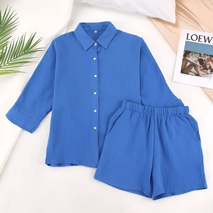 Ensemble kimono bleu, chemise à manches longues et short assorti. Tissu léger et confortable, idéal pour la détente. Disponible dans notre collection kimono.