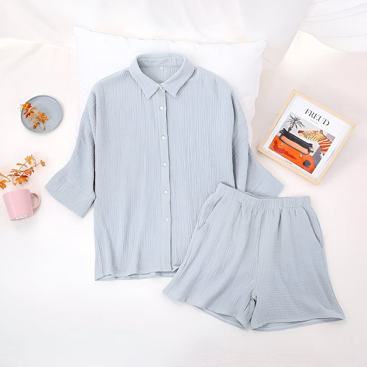 Ensemble kimono décontracté bleu clair : chemise à manches courtes et short assorti, idéal pour se détendre avec style. Découvrez notre collection de kimonos confortables.