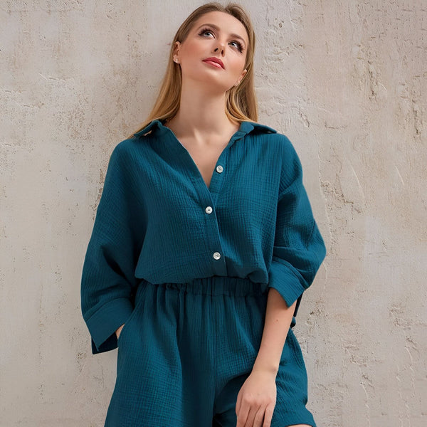 Femme blonde portant un ensemble kimono bleu turquoise, regardant vers le haut. Vêtements confortables et élégants. Collection de kimonos tendance.