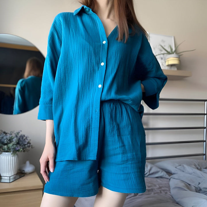 Femme portant un ensemble kimono turquoise, chemise et short assortis. Vêtements d'intérieur confortables. Boutique de kimonos en ligne.