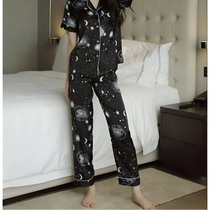 Pyjama kimono noir à motifs d'étoiles et de lune. Ensemble confortable et élégant pour la nuit. Kimonos de qualité supérieure.