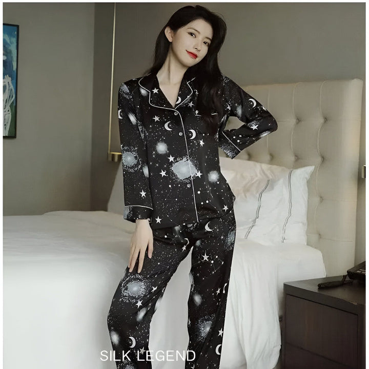 Femme portant un pyjama kimono noir à motifs lune et étoiles. Vêtements de nuit élégants et confortables. Kimonos de haute qualité disponibles à l'achat.