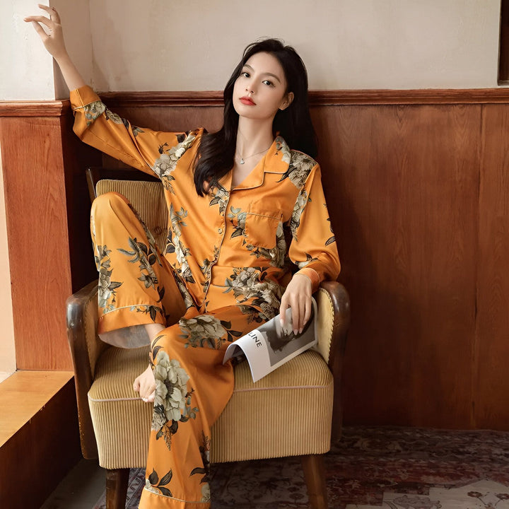 Femme assise en pyjama kimono orange à motifs floraux. Vêtements de détente élégants. Collection de kimonos pour femmes.