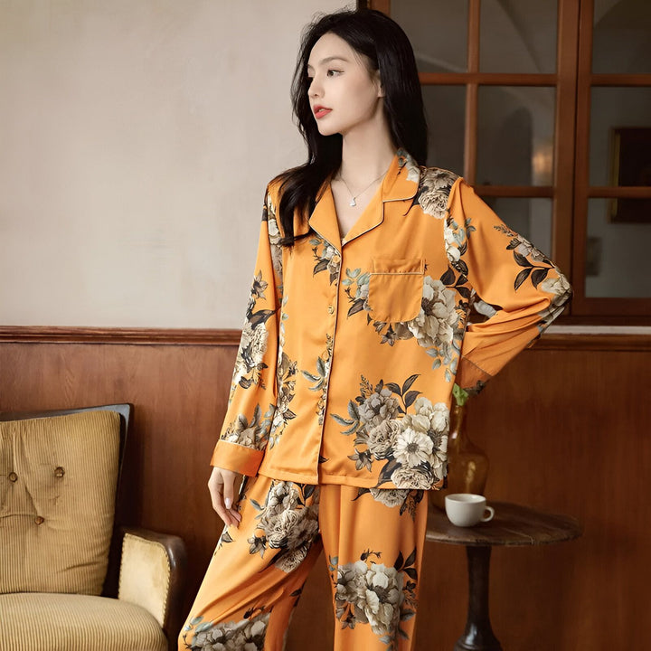 Femme portant un pyjama kimono orange à motifs floraux. Vêtements de nuit confortables et élégants. Boutique de kimonos en ligne.