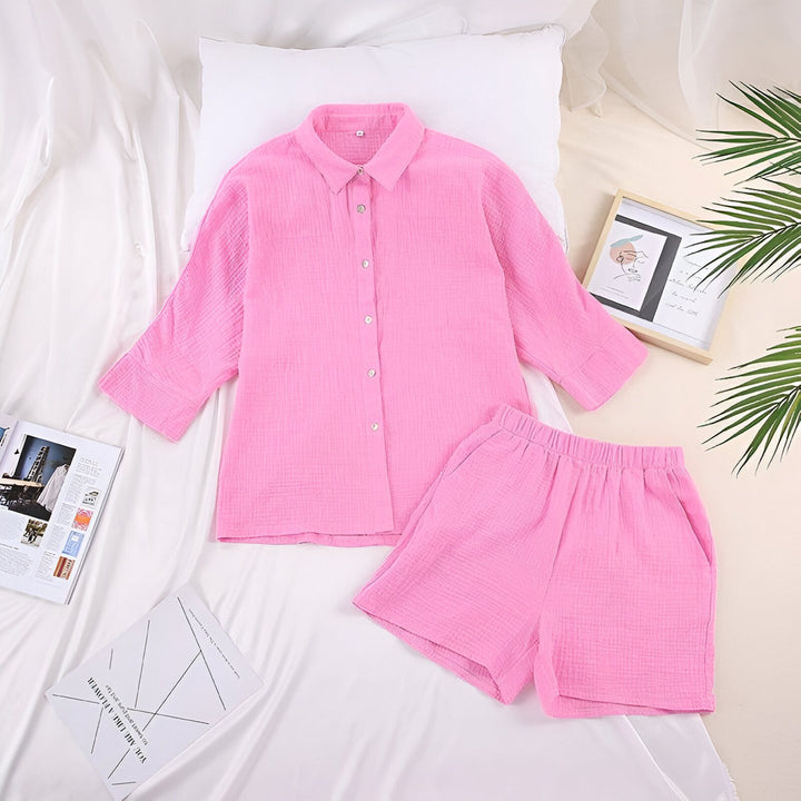 Ensemble kimono rose pour femme, chemise à manches 3/4 et short assorti, vêtement de détente confortable et élégant, idéal pour se prélasser à la maison. Découvrez nos nouveaux modèles de kimonos!