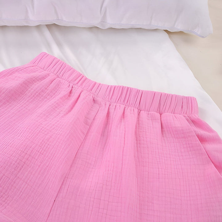 Short rose en tissu gaufré, parfait pour un kimono d'été. Vêtements de détente confortables, disponibles chez [Nom de la marque].