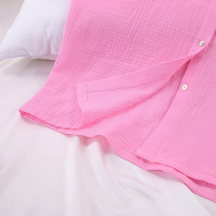 Kimono rose en mousseline de coton, texture gaufrée. Détail des boutons et de la manche. Idéal pour un look décontracté et élégant. Découvrez notre collection de kimonos.